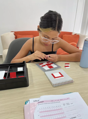 Sessão de avaliação neuropsicológica em andamento