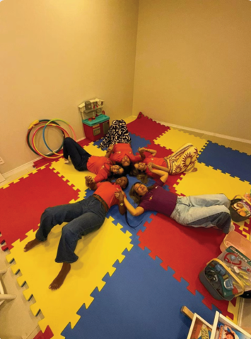 Brinquedoteca colorida para atividades em grupo