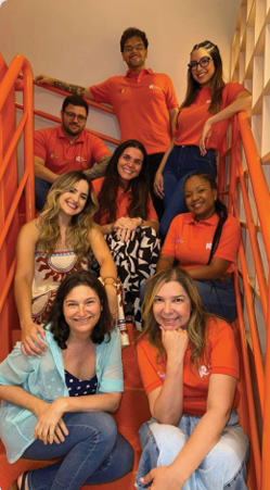 Equipe multidisciplinar reunida na escada do Instituto