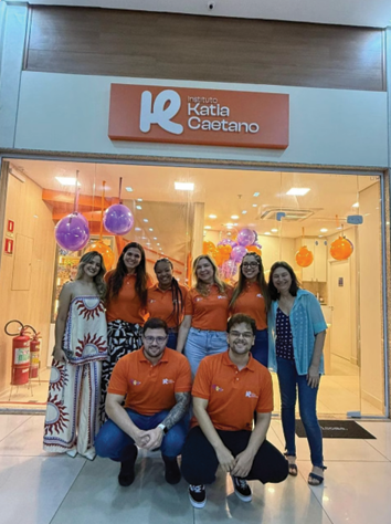Equipe do Instituto Kátia Caetano em frente à unidade