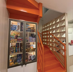 Escada laranja com vitrine de jogos pedagógicos