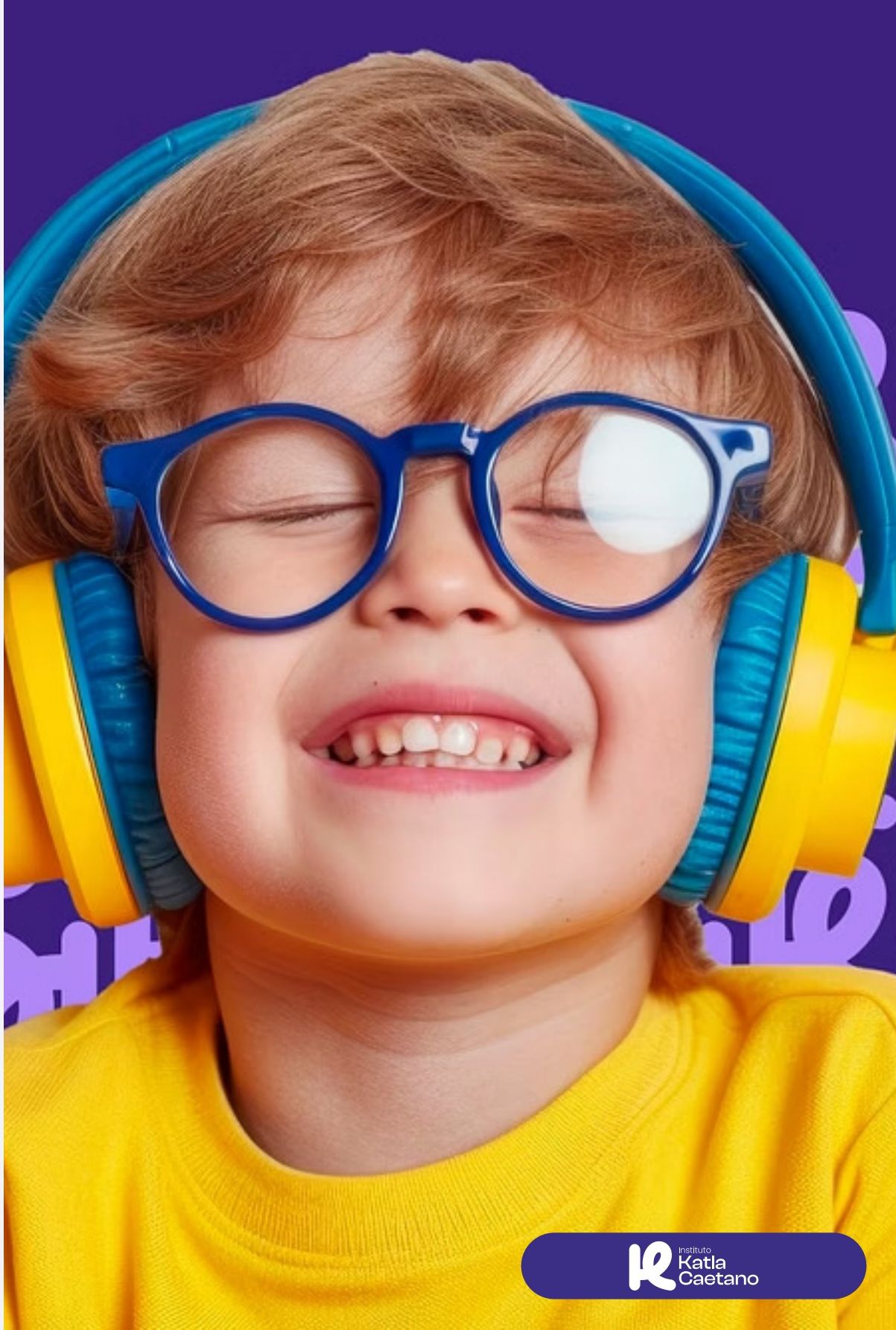 Criança sorrindo com fones de ouvido