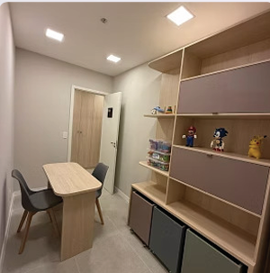 Sala infantil com brinquedos e materiais terapêuticos